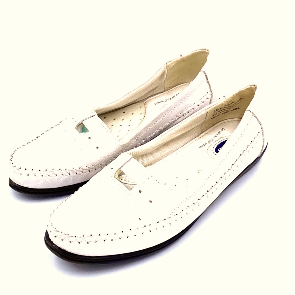 Dr Scholl’s white leather flats size 7M. B3
